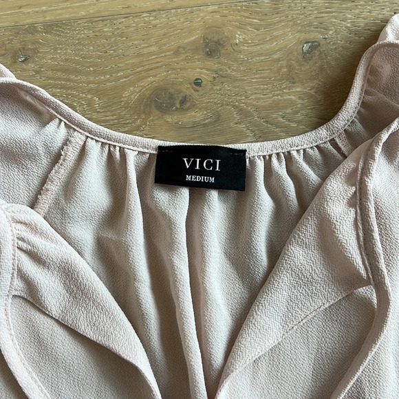Vici Women’s Blouse Top Career Academia Romantic Flutter Sleeve Blush Pink Nice - Picture 4 of 8